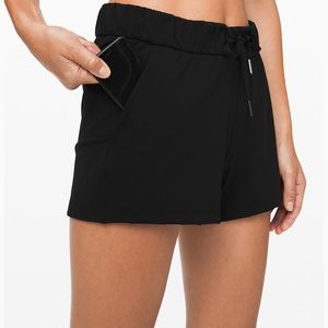LULULEMON ON THE FLY WOVEN SHORTS (size 2)